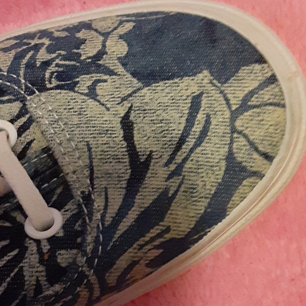 Vans lace up denim Hawaii flowers 7W 5.5M like new - add on $28